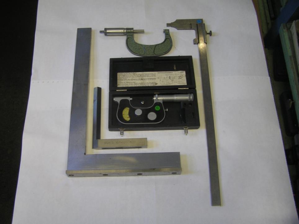 Werkzeugsatz für Bearbeitungsmaschinen - Mikrometer, Lineale, Ständer, Winkeleisen